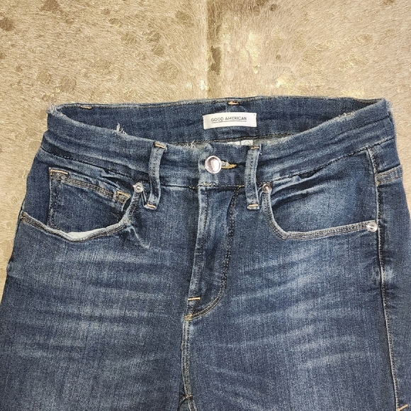 Good American Blue Skinny Jeans with Subtle Fading - Picture 3 of 8
